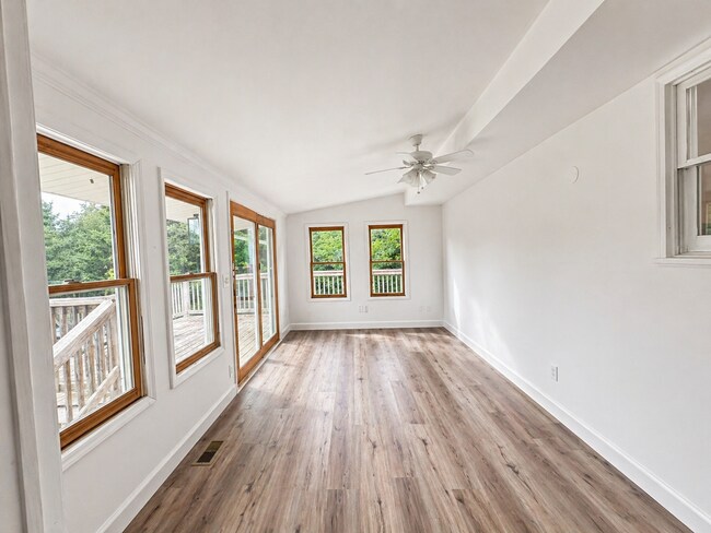 Foto del edificio - Remodeled Home on Nearly Half an Acre with Beautiful Country Views