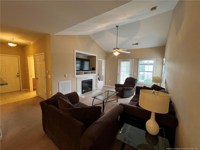 Foto del edificio - 621 Marshtree Ln