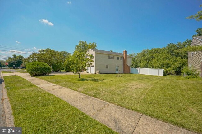 Building Photo - 701 Crestbrook Ave