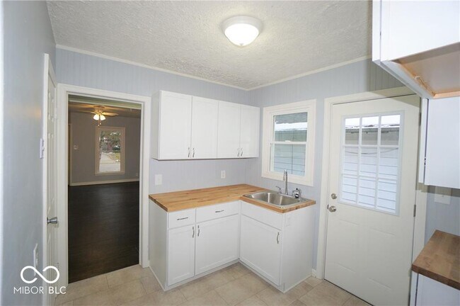 Foto del edificio - 4842 Hillside Ave