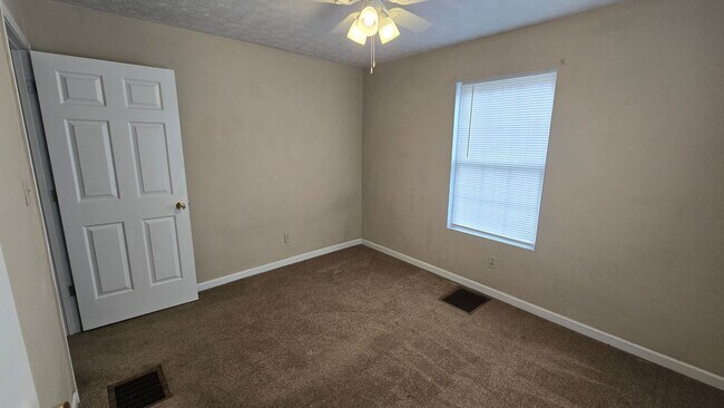 Building Photo - 2 Bedroom house with fenced in yard