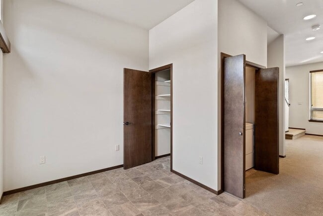 Building Photo - 182 Madrona Way NE