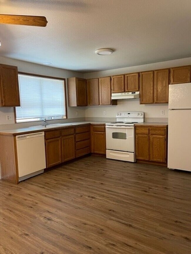 Foto del edificio - Perfect & Spacious 3 Bed, 1 1/2 Bath Duplex by the Puyallup River!