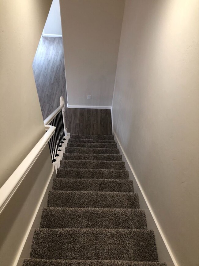 Building Photo - Stunning fully furnished 3 Bed 2.5 bath ho...
