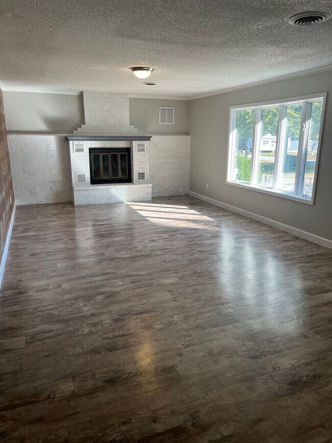 Building Photo - Flexible 4-Bedroom Home with Fenced Backyard