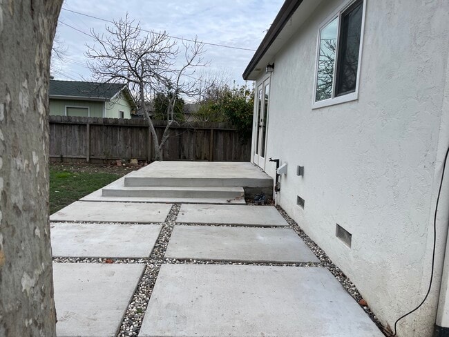 Building Photo - 1030 Lincoln St