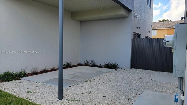 Building Photo - 135 SW 114th Ave