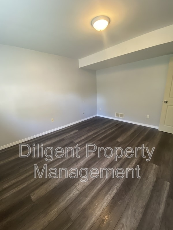 Building Photo - 588 Howden St