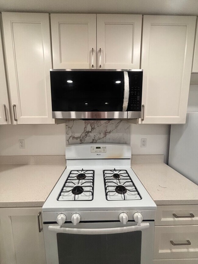 Foto del edificio - 1 Bedroom- $1600.00 Newly remolded-private yard