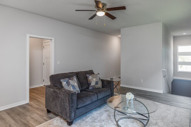 Building Photo - Great 3 Bedroom Single-Family Home in Urba...