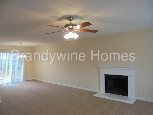 Foto del edificio - 4174 Chestnut Lake Ave