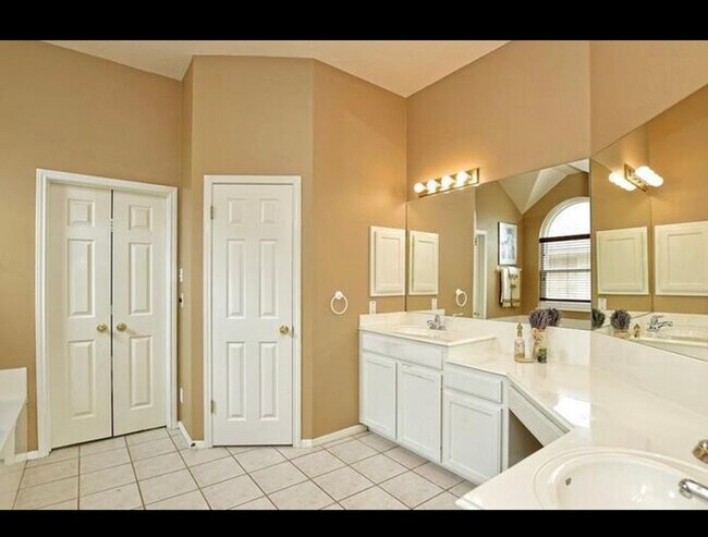 Building Photo - 6544 Clairmont Dr