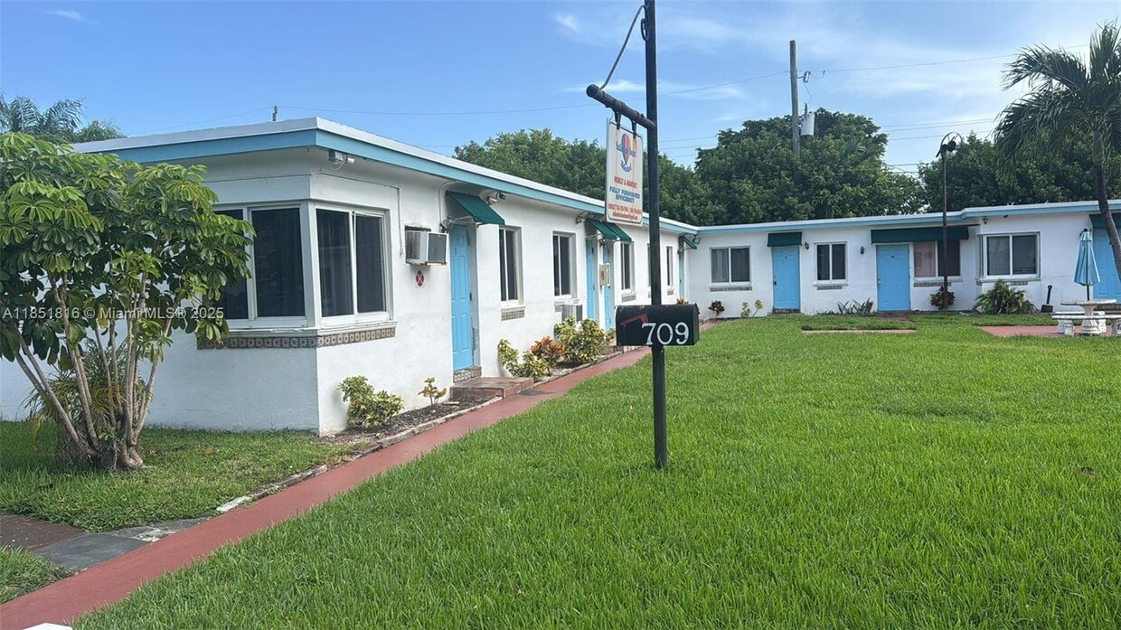Foto principal - 709 NE 2nd Ct