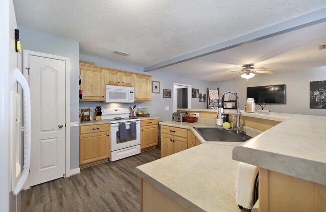 Building Photo - 642 Ken Pilkerton Dr