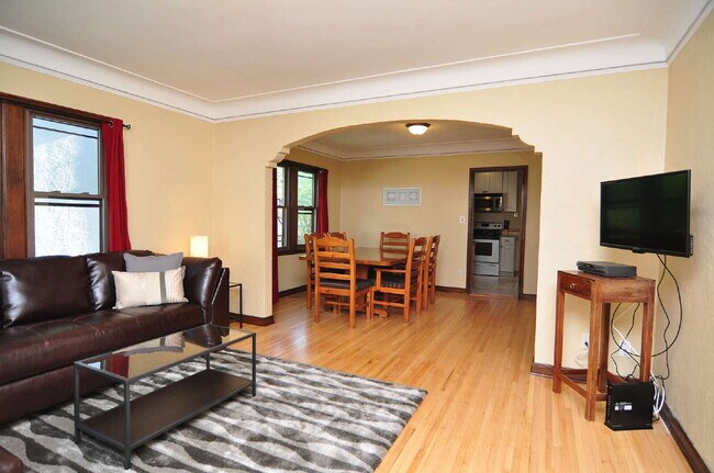 Foto del edificio - Spacious 3-Bed Duplex with Garage and 2 bathrooms in Minneapolis!