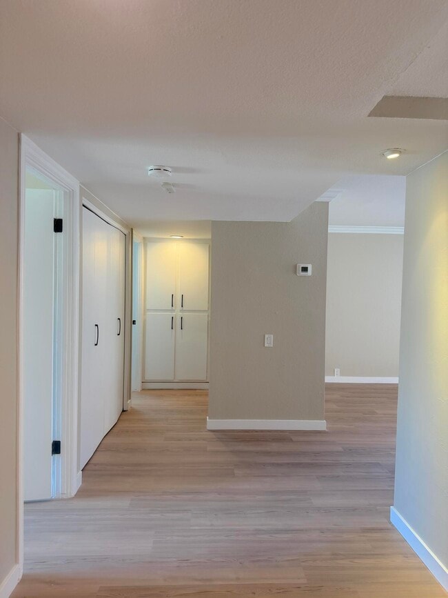Building Photo - 400 N Sunrise Way