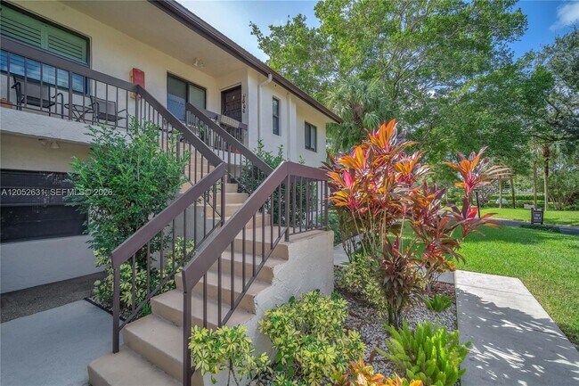 Foto del edificio - 7956 Eastlake Dr