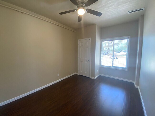 Building Photo - *utilities included* 3 bed 1 bath apartmen...