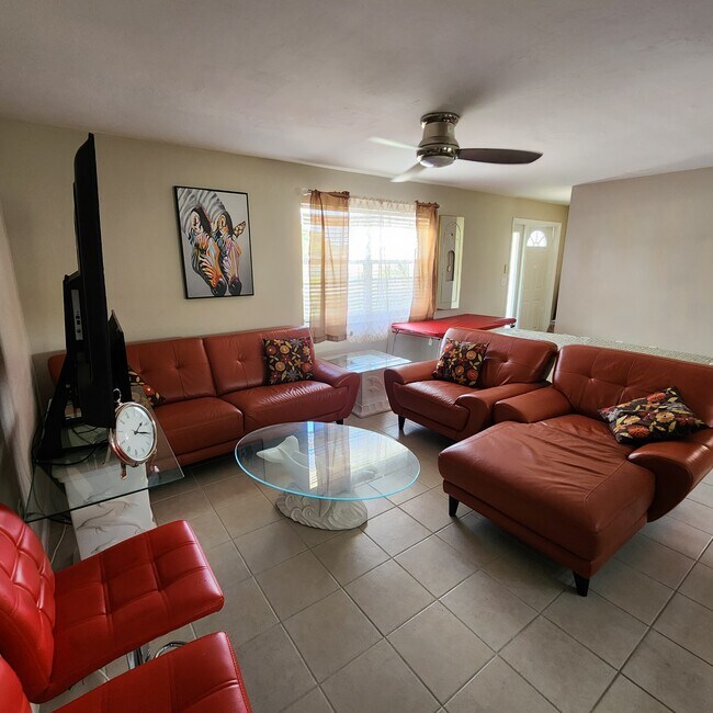 Foto del edificio - 917 Iris Dr