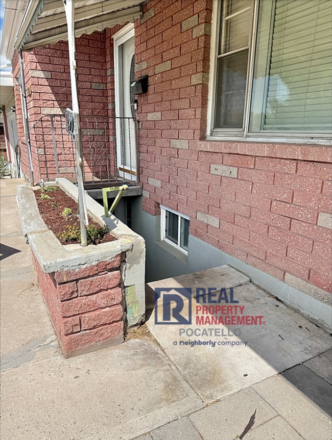 Building Photo - 1420/1422 E Elm St