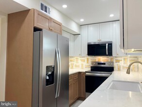 Building Photo - 428 Hampton Ct