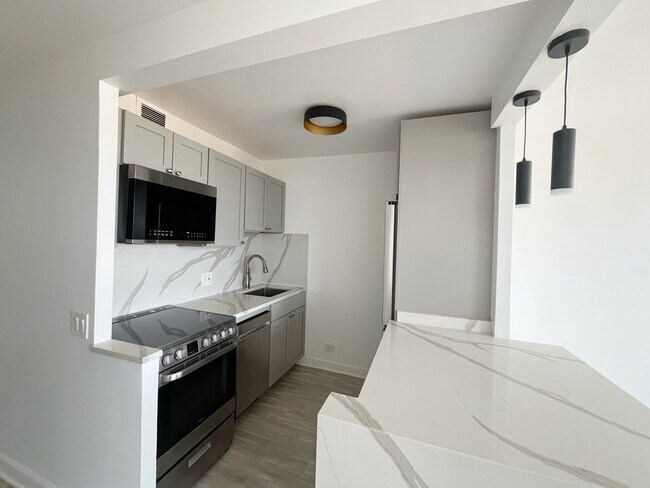 Building Photo - 4343 N Clarendon Ave