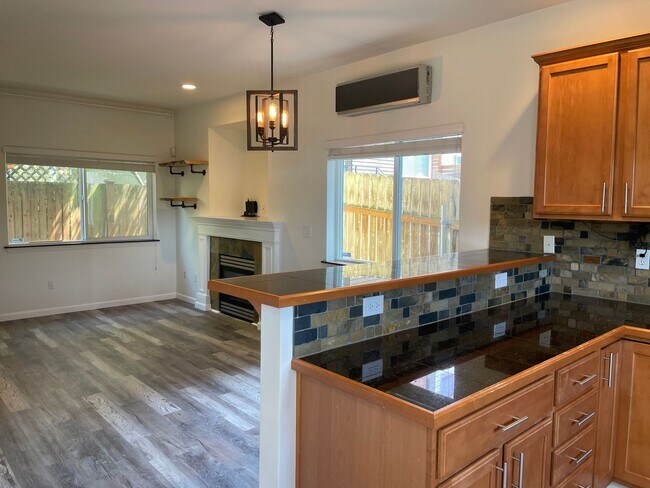 Foto del edificio - Welcome Home 2 bd 1.5 ba - West Seattle Townhome
