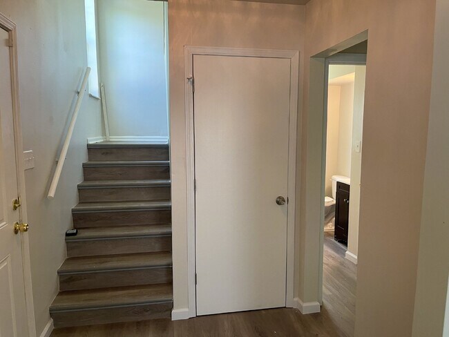 Building Photo - Fully renovated home in Vandeventer