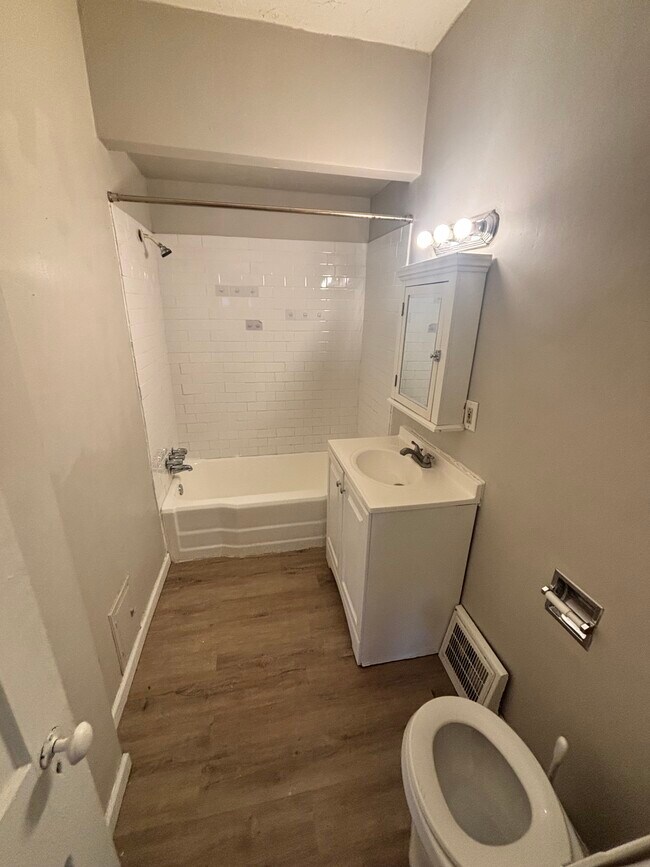 Foto del edificio - 1813 Willowdale Ave