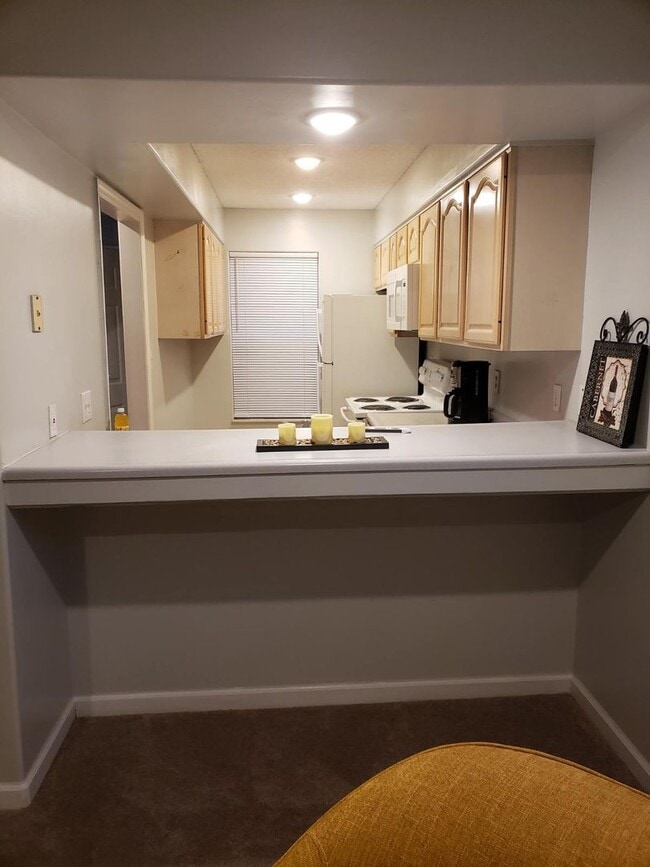 Building Photo - Knoxville 37912 - 2 bedroom 1.5 bath - Cal...