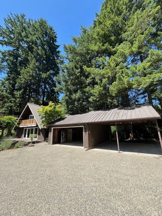 Primary Photo - Spacious Country Home on Nearly 2 Acres!