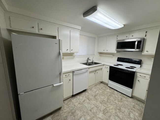 Building Photo - Fully Remodeled 4 Bedroom Unit Available Now!