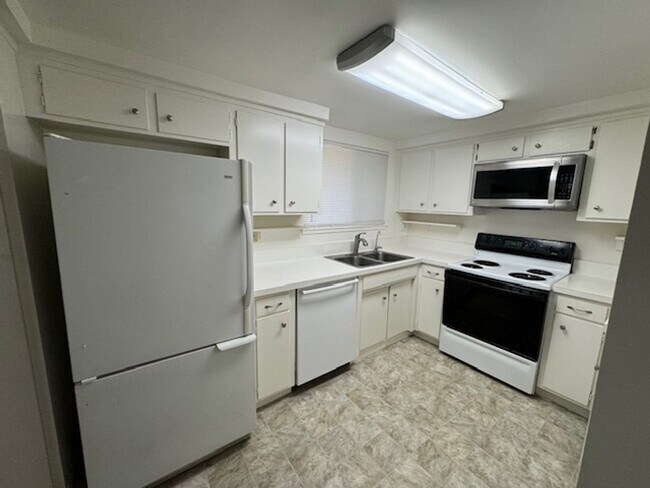 Foto del edificio - Fully Remodeled 4 Bedroom Unit Available Now!