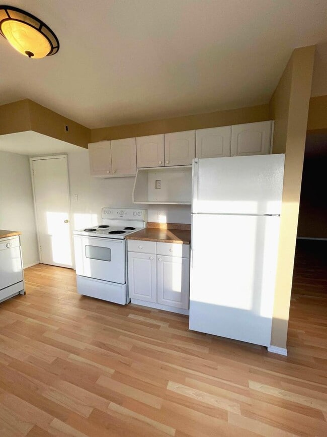 Building Photo - 3 bedroom in Kitimat BC V8C 1W2