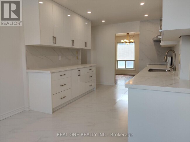 Photo du bâtiment - 646 Village Pkwy