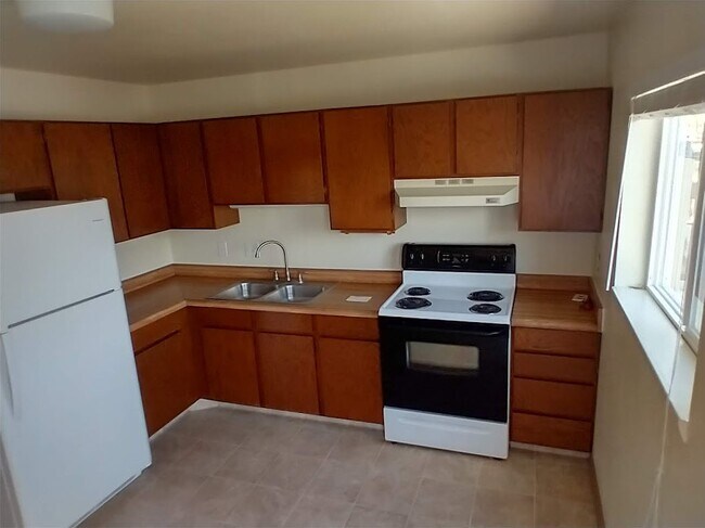 Kitchen - 849 S Vernal Ave