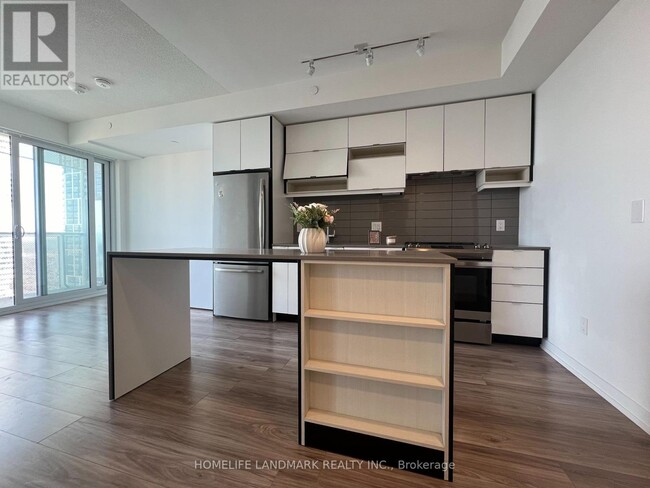 Photo du bâtiment - 4065-4065 Confederation Pkwy