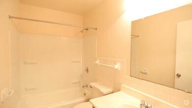 Bathroom - Williamsburg Square
