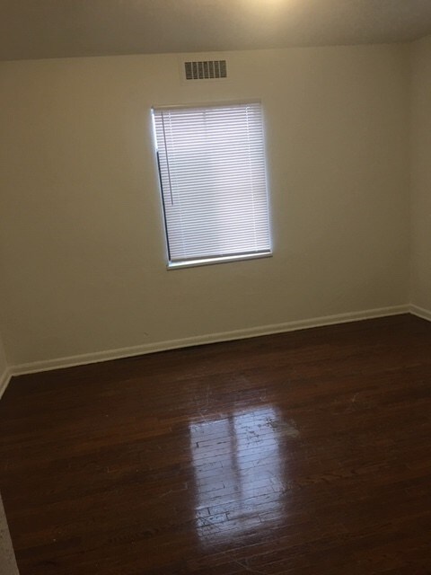 Foto del edificio - Ottawa Park 1 Bedroom Apartment!!!!