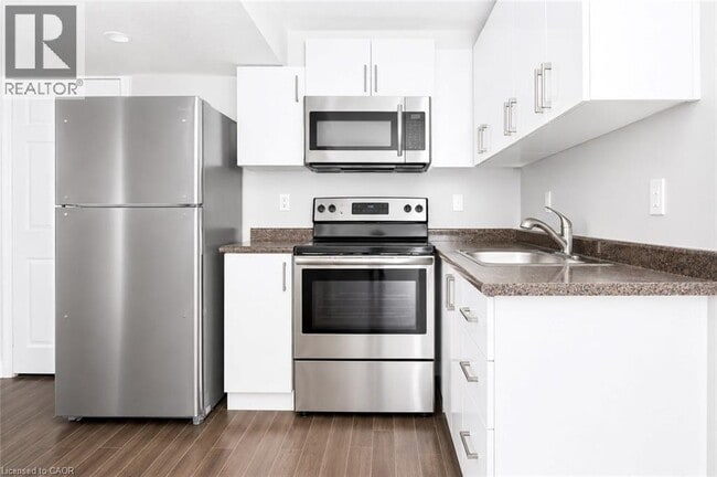 Building Photo - 304 Lemon Grass Crescent