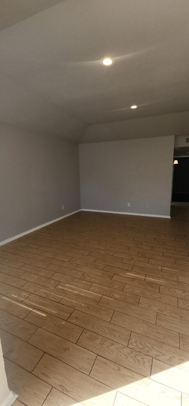 Foto del edificio - Charming 2 Bed/ 1 Bath Duplex with a Garage & Fenced Back Yard