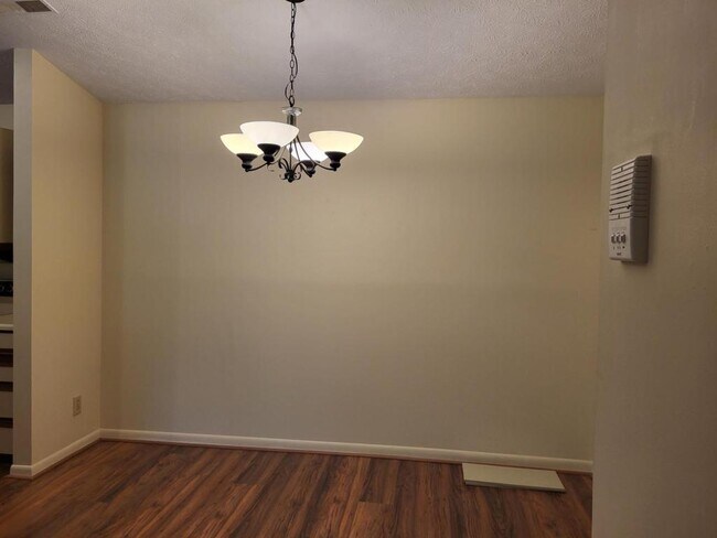 Foto del edificio - 7643 Montgomery Rd, Unit 5