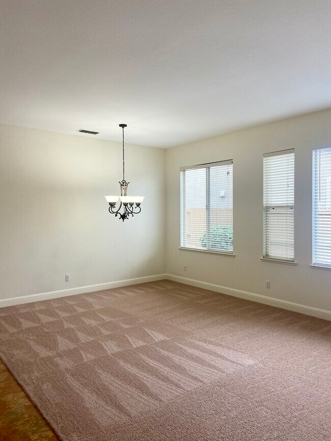 Foto del edificio - Lovely single story 4 bedroom 3 bath home ...