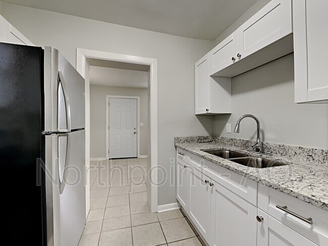 Foto del edificio - 4526 Woolman Ave