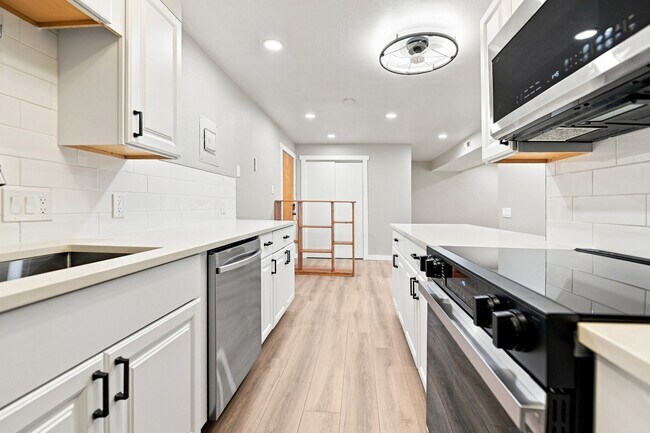 Building Photo - 1612 Cottonwood Dr