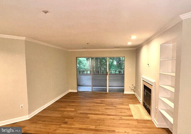 Building Photo - 3313 Sir Thomas Dr