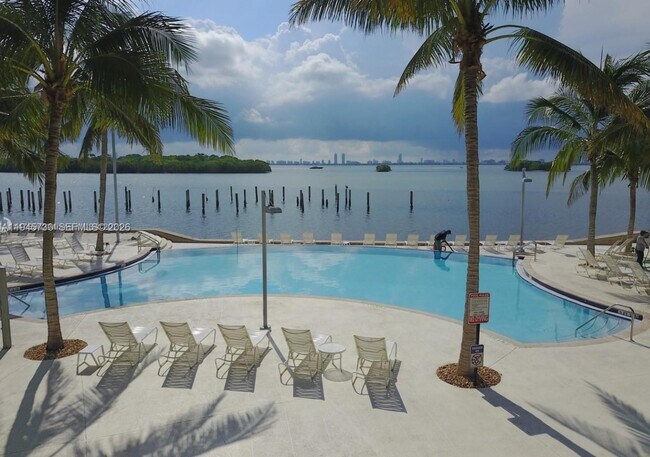 Foto del edificio - 680 NE 64th St