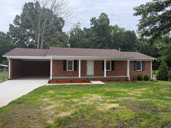 Building Photo - 1722 Maple Ln