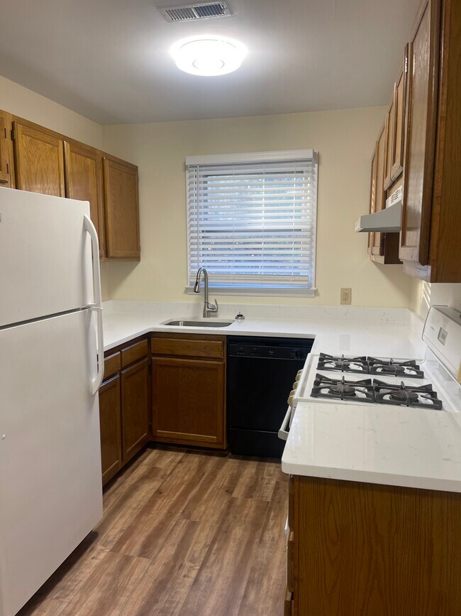 Building Photo - 28 Scotch Pine Dr