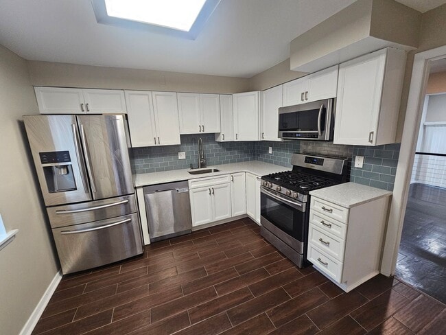 Building Photo - Beautiful 3 Br 2.5 Ba Townhome in Greenber...